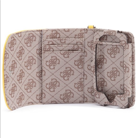 New! GUESS Vintage Skya Phone Wristlet - Picture 4 of 10
